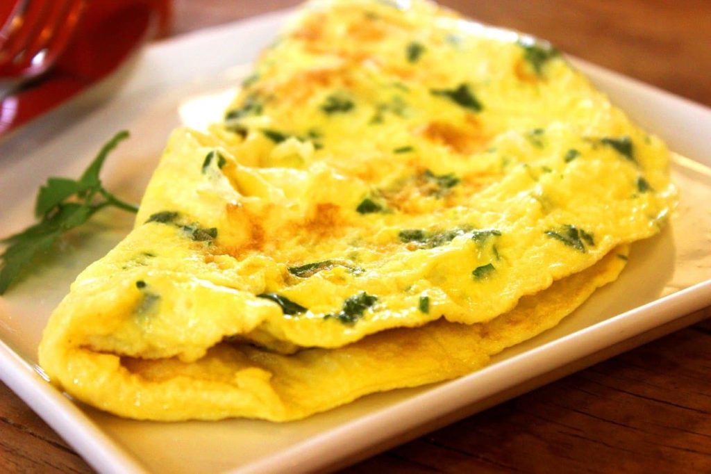 omelete de ervas é uma comida saudável excelente para acrescentar a sua alimentação