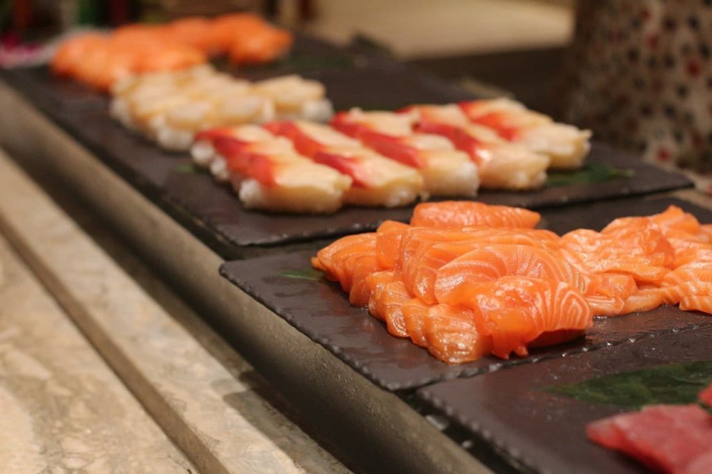 sashimi é uma iguaria da comida japonesa e muito encontrada no Brasil também