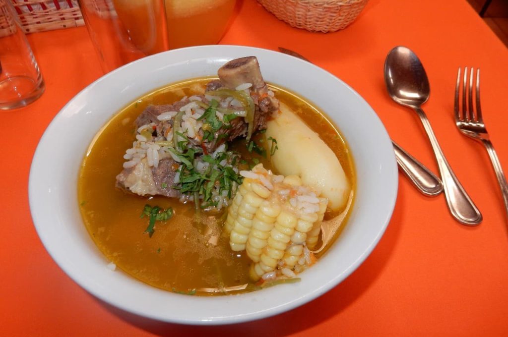 cazuela é um sensacional prato típico chinelo e consiste em carne e legumes cozidos