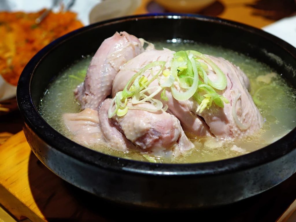 galinha cozida é um prato sensacional da comida coreana