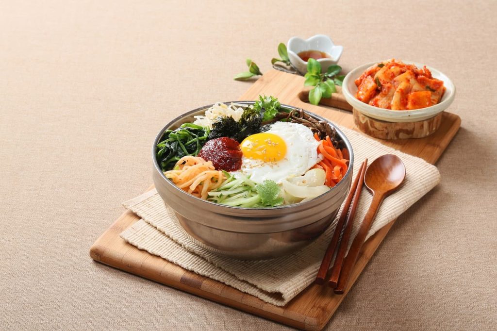 Bibimbap é um prato tipico da comida da coreia