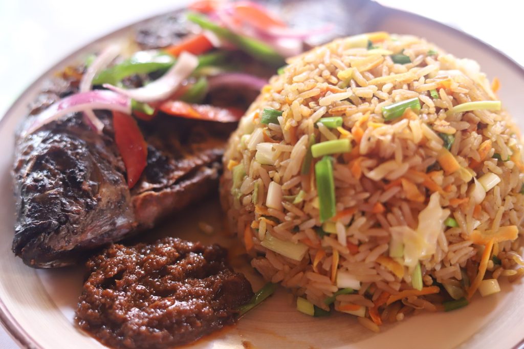 O arroz jollof é um prato típico da comida africana que é deliciosa