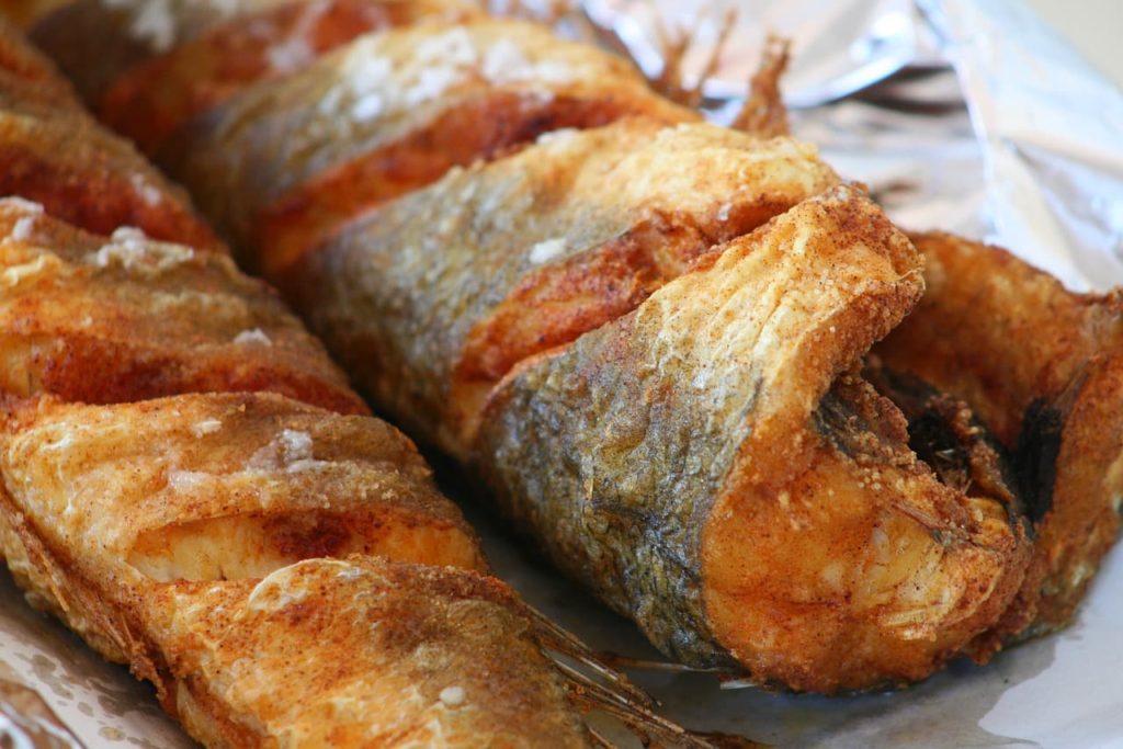 Imagem mostra um peixe frito que é bem comum na culinria goiana