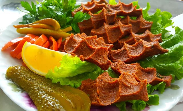 Çiğ köfte é uma espécio de almondega crua muito consumida na turquia
