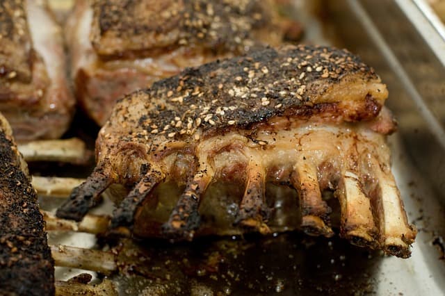 Imagem mostra a costela de carneiro que é uma comida australiana