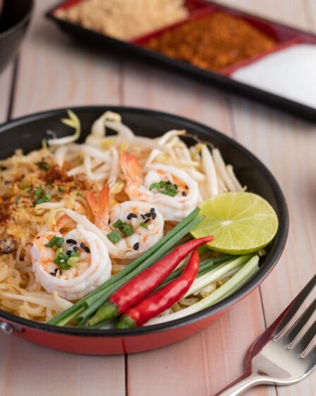 Imagem mostra o pad thai tailandes