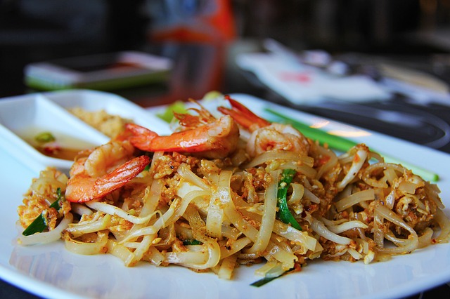 Pad Thai é um prato popular da comida tailandesa, feito com macarrão e legumes e uma carne de sua preferencia