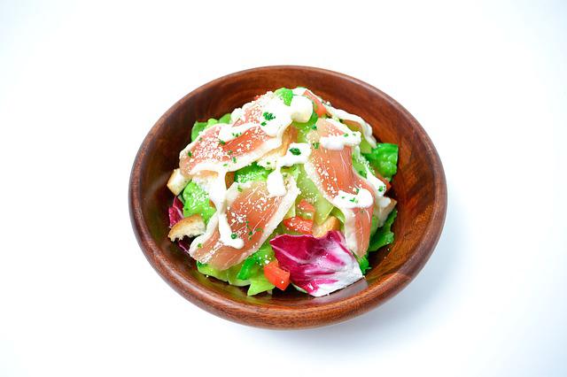 imagem mostra um prato de salada caesar