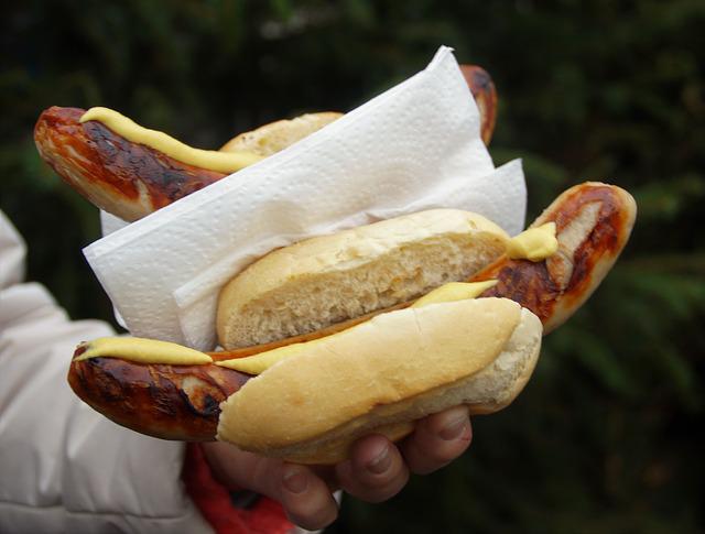 Imagem mostra o sanduiche de Weisswürst, uma salsicha muito comum na comida típica da alemanha
