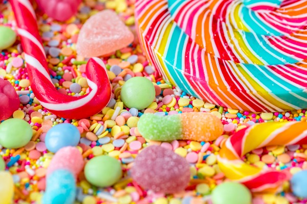 Imagem mostra doces que são prejudiciais a saúde bucal