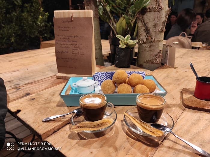 Imagem mostra uma mesa com café na cafeteria Pé de Breu em Alto Caparaó