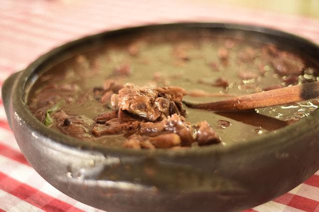 Feijoada, um dos melhores pratos da  comida afro-brasileira