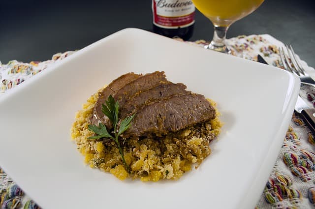 A farofa é um prato delicioso que combina perfeitamente com churrasco.