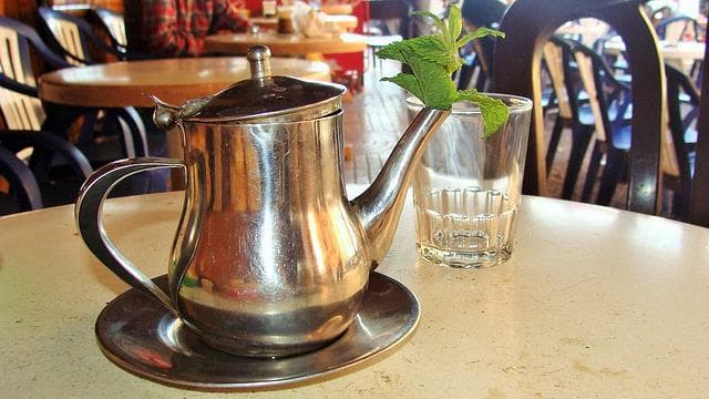 O chá de hortelã é um símbolo da comida marroquina