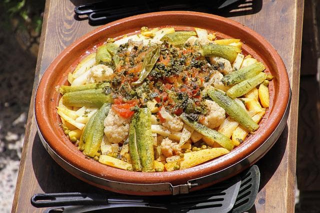 Sempre recheado de legumes, carnes e nozes, o Tagine é o prato mais tradicional que você vai encontrar em Marrocos