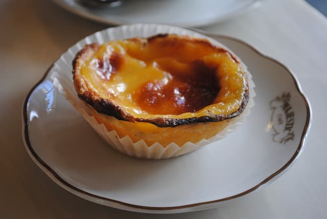 Ao viajar para Portugal não deixe de experimentar essa iguaria sensacional, um dos doces mais saborosos do país: Pastel de Belém.