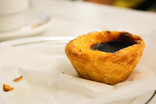 Não tem nada mais conhecido e saboreado em meio a tantas delícias doces que existem em Portugal que os pastéis de nata.
