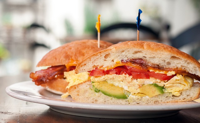 Imagem mostra o sanduiche caprese que é uma excelente opção para o café da tarde