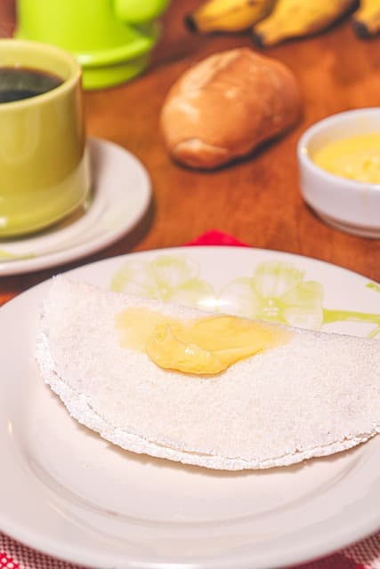 A tapioca de manteiga é uma receita super versátil para um lanche rápido.
