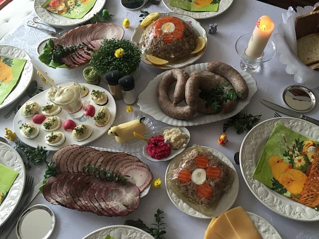 Imagem mostra pratos da culinária polonesa.