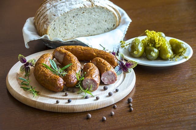 Imagem mostra tradicional salsicha da culinária polonesa.
