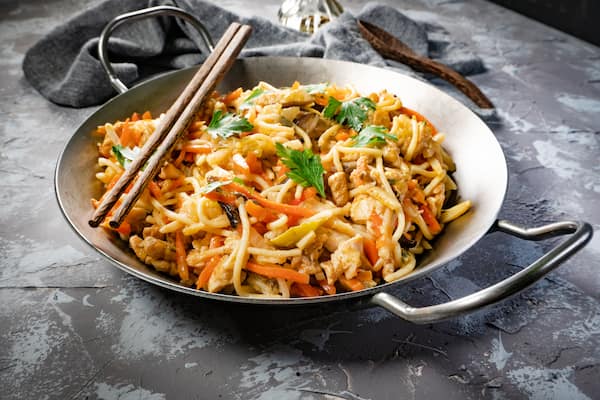Imagem mostra o chow mein que é um prato bem popular na china