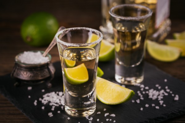 Imagem mostra a tequila, tradicional bebida da culinária mexicana