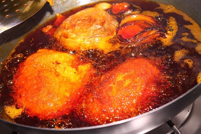 Imagem mostra receita de acarajé sendo preparada.
