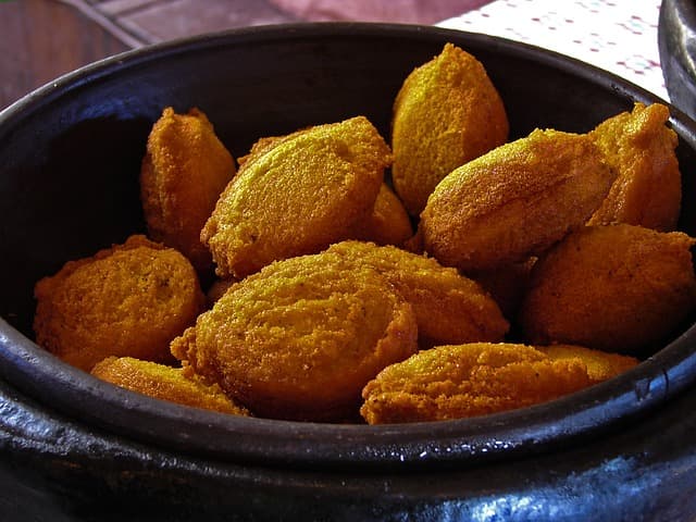 Imagem mostra o acarajé prato símbolo da Bahia.