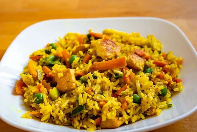Imagem mostra delicioso prato de arroz amarelo com frango