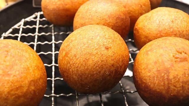 Imagem mostra donuts bem pequenos feitos de mandioca