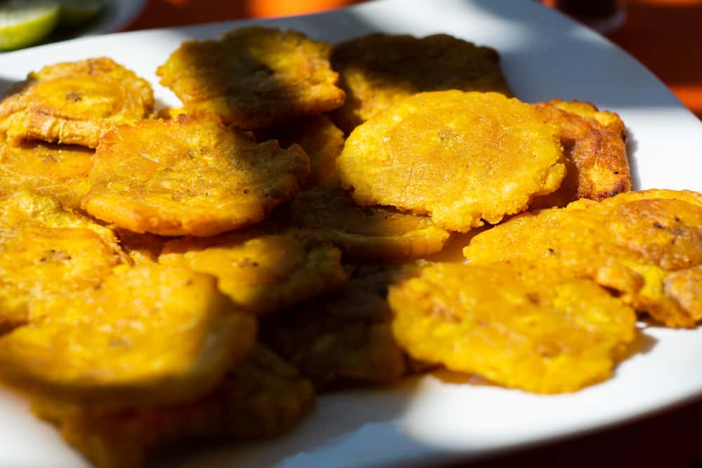 Imagem mostra o pataconres, um prato da comida colombiana