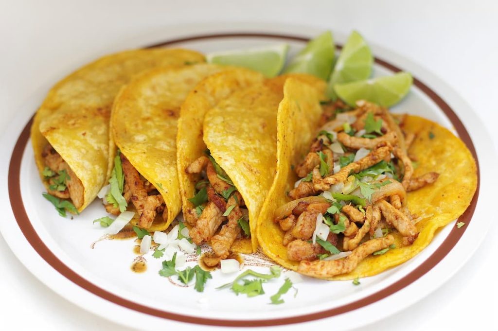 Imagem mostra deliciosa comida mexicana à base de milho.