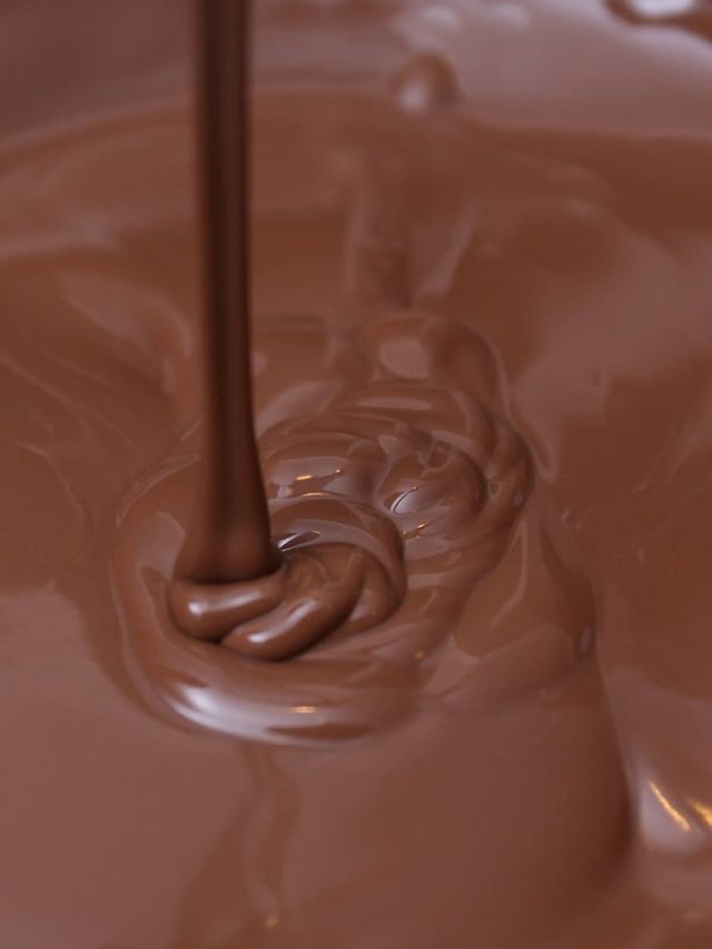Imagem mostra chocolate derretido para fazer ovo de páscoa