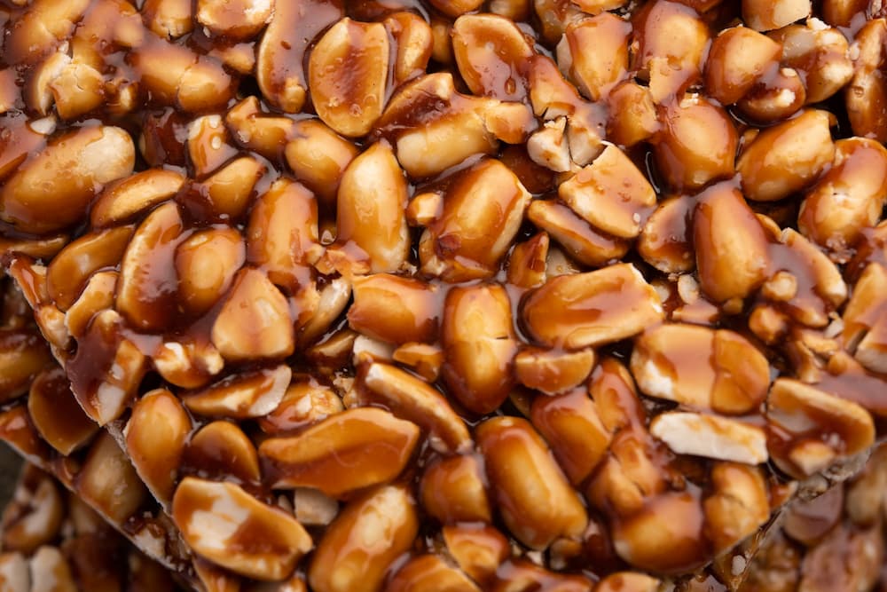 Imagem mostra do doce de amendoim, mais conhecido como pe de moleque na festa junina