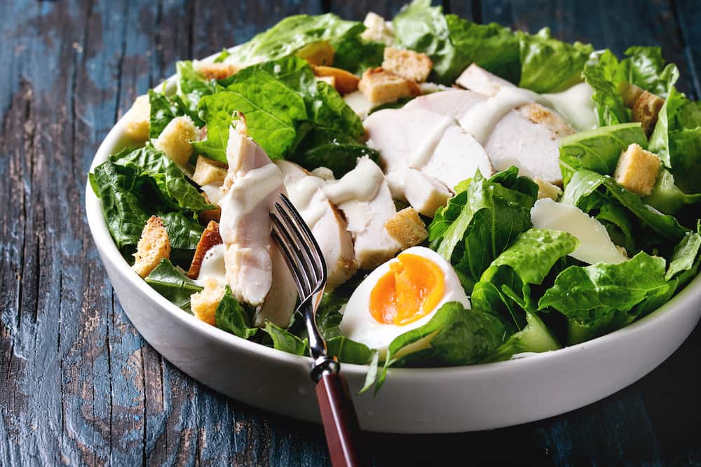 Imagem mostra a salada caesar com ovo e peito de frango