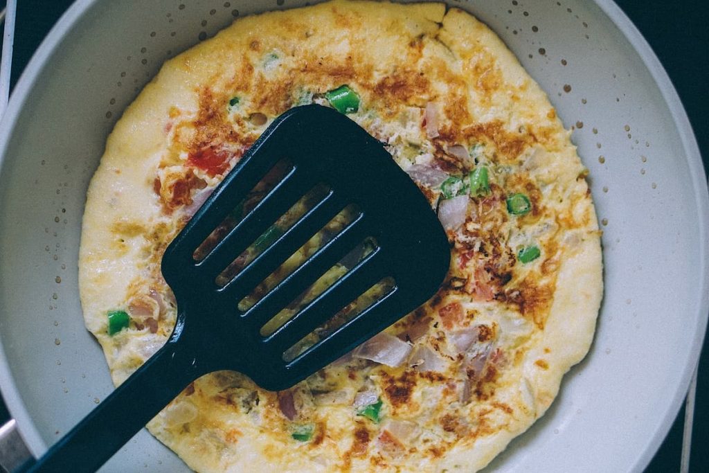 Imagem mostra um deliciosos omelete, uma receita muito nutritiva.