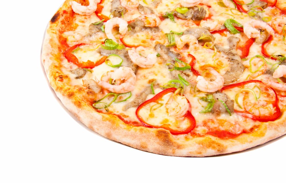 Imagem mostra pizza de camarão que é muito consumida em Sergipe