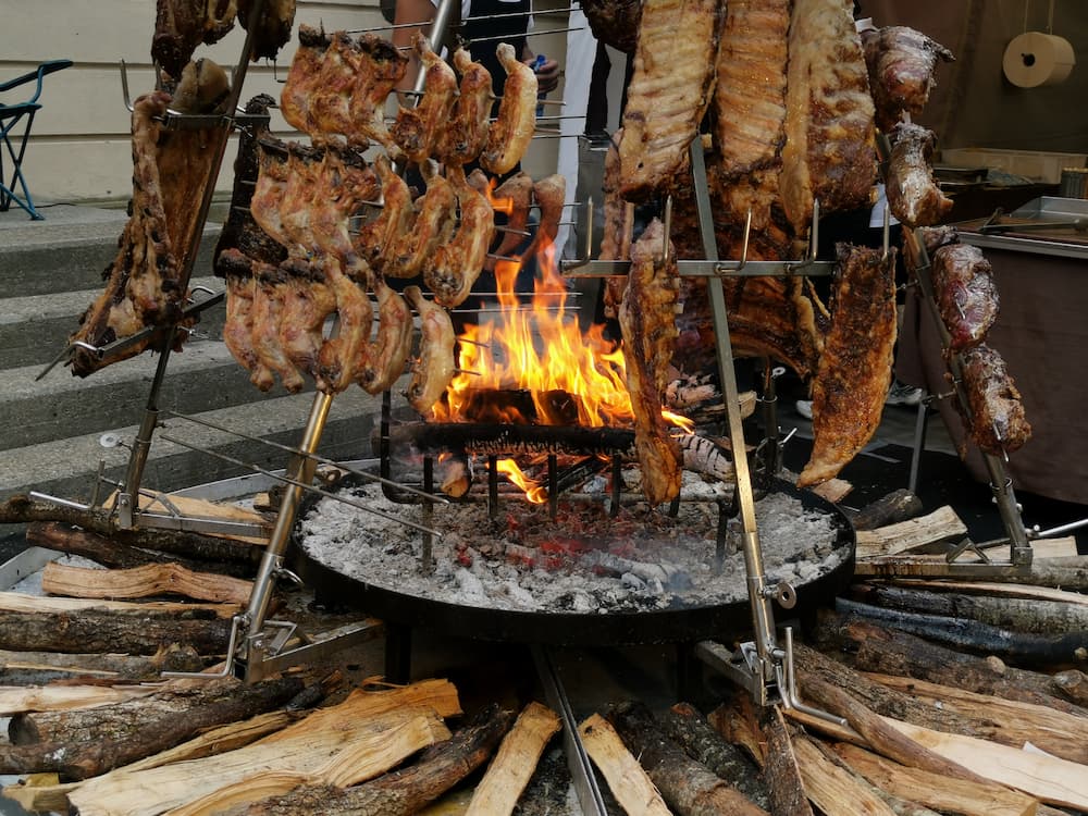 Imagem mostra o assado, que é um churrasco muito apreciado na comida tipica do paraguai