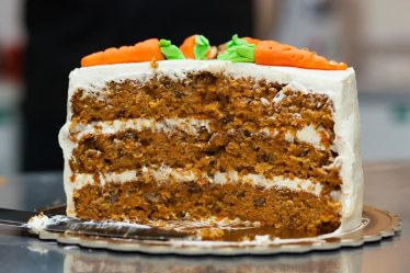Imagem mostra bolo de milho que é uma comida com a letra b
