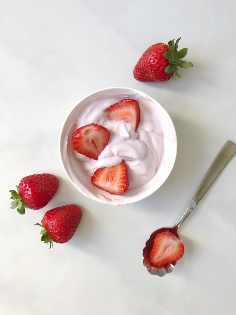 Imagem mostra delicioso iogurte natural de morango