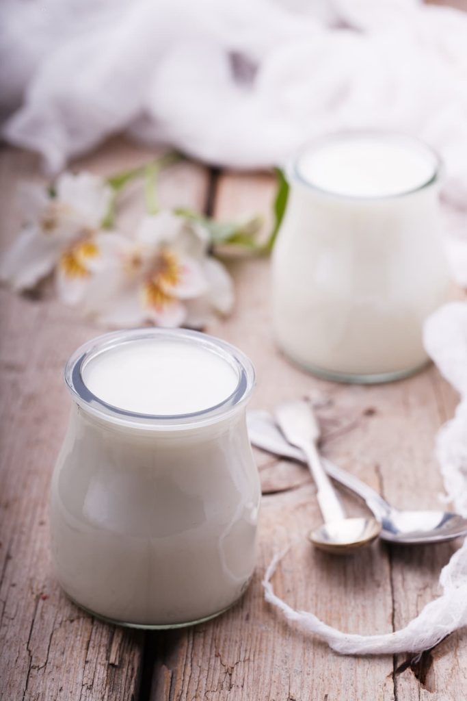 Imagem mostra iogurte natural caseiro armazenado em potes.