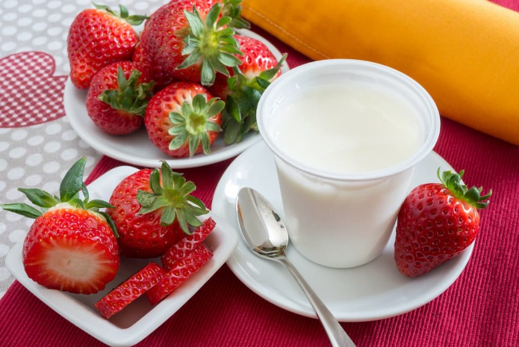 Imagem mostra ingredientes usados para preparar a deliciosa receita de iogurte caseiro de morango