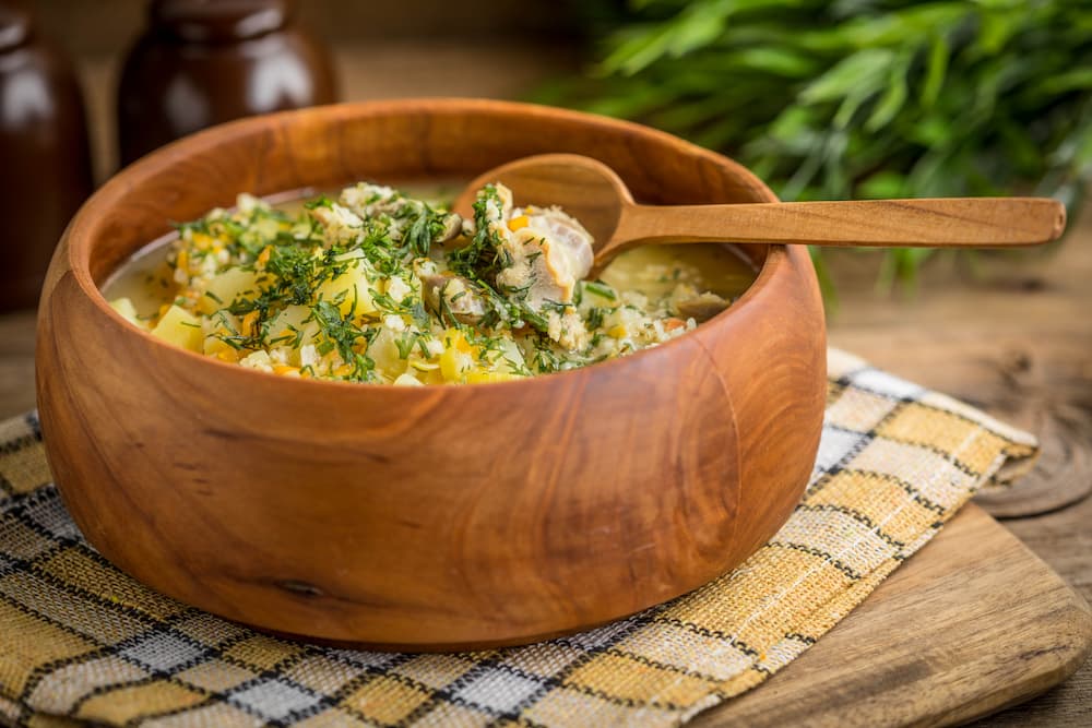 Imagem mostra a sopa de pato no tucupi que é famosa na comida tipica do amazonas