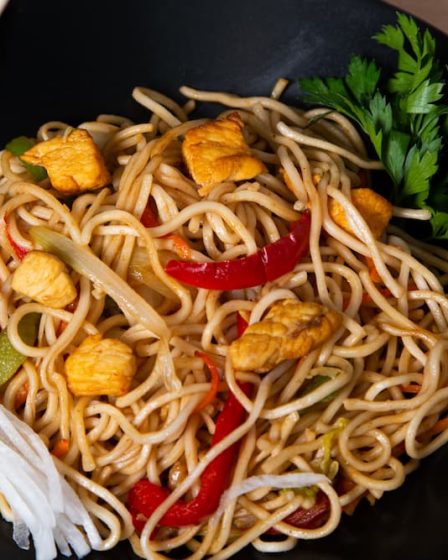 Imagem mostra um yakissoba simples de frango com legumes