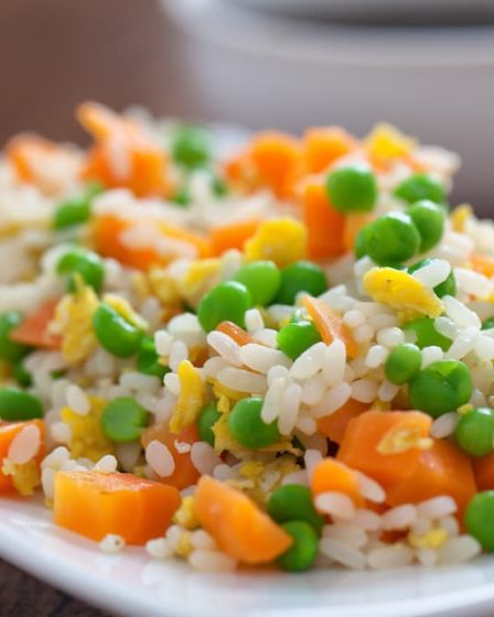 Imagem mostra arroz colorido