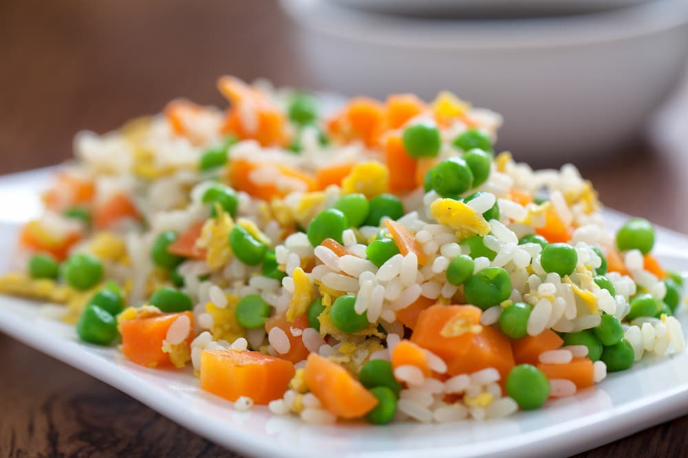 Imagem mostra arroz colorido