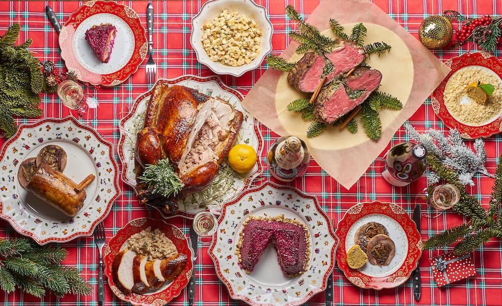 Imagem mostra tradicional ceia de natal simples e economica na mesa