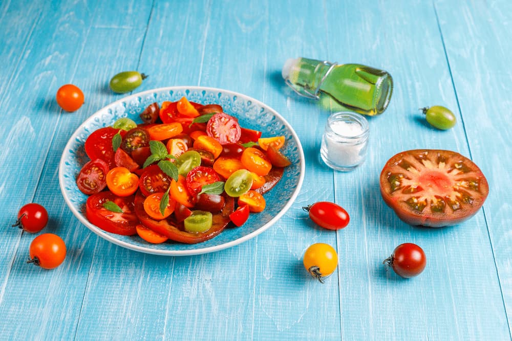 Imagem mostra uma salada de tomate