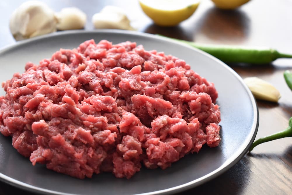 Imagem mostra carne moída para preparar receitas de kibe cru.
